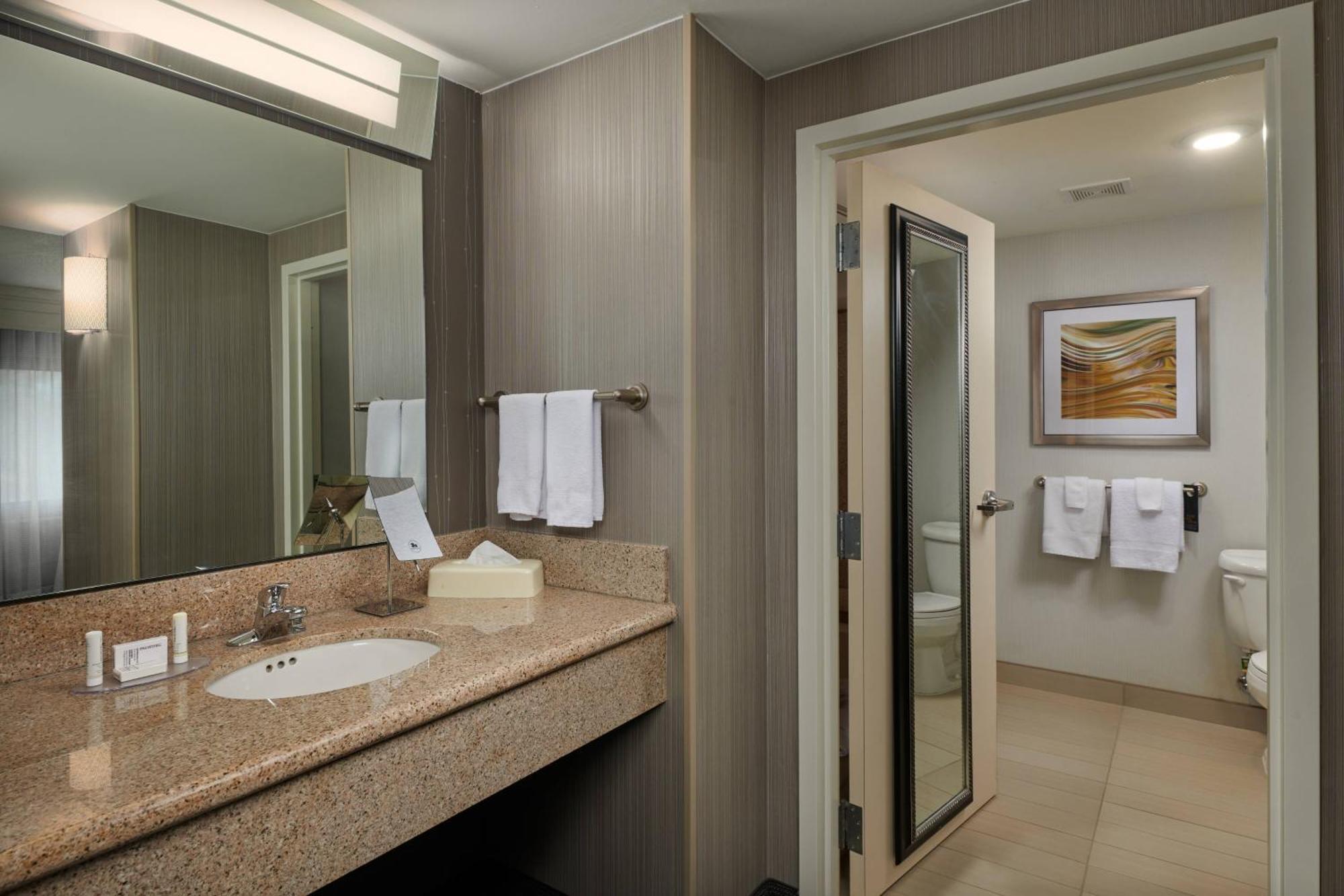 Courtyard Bristol Hotel Екстериор снимка